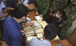 Nam thanh niên dùng xe máy chở cả bao tải ma túy đi giao