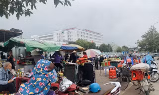 Bát nháo trước cổng bệnh viện Hữu nghị đa khoa Nghệ An