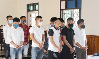 Rủ nhau đóng giả cán bộ ngân hàng, nhân viên thuế lừa đảo chiếm đoạt tài sản