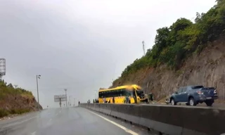Xe khách chở 15 người tông vào vách núi lúc rạng sáng
