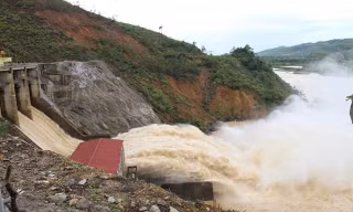 Hơn 23.000 học sinh miền núi Hà Tĩnh nghỉ học do mưa lũ 