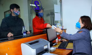  Khách hàng đổi trả vé phải mang giấy tờ tuỳ thân để làm thủ tục. 