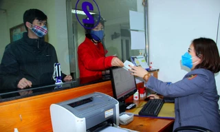  Khách hàng đổi trả vé phải mang giấy tờ tuỳ thân để làm thủ tục. 