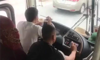 Bị tước bằng 2 tháng khi vừa lái xe vừa ăn mì tôm