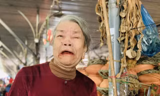Tiểu thương chợ Hà Tĩnh khóc ròng vì hàng hóa hư hỏng sau cơn lũ lịch sử