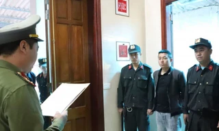 Gọi nhưng không ai mở cửa, cầm súng bắn vào nhà con nợ