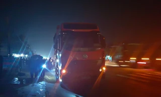 Qua đường, bé trai 3 tuổi bị xe đầu kéo đâm tử vong