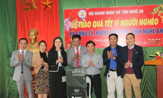 Hội Doanh nhân trẻ Nghệ An trao tặng máy lọc nước cho lãnh đạo xã Châu Lý.