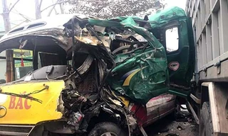 Va chạm cực mạnh, xe buýt xe tải biến dạng, nhiều người bị thương