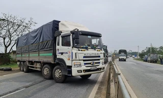 Bị CSGT lập biên bản, tài xế đánh lái cho xe tải chắn ngang QL1A