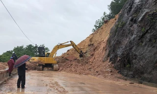 Kinh hãi hàng nghìn khối đất đổ ập xuống quốc lộ ở Nghệ An