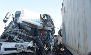 Xe tải và xe container đối đầu, 3 người thương vong
