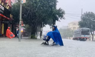 Mưa xối xả từ đêm đến sáng, người dân Hà Tĩnh vật lộn trong biển nước 