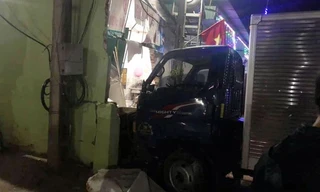 Xe tải đâm nhà dân trong đêm mùng 1 Tết, nhiều người bị thương