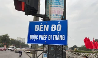 Xôn xao biển báo 'Đèn đỏ được phép đi thẳng' ở Nghệ An