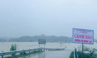 Nhiều tuyến đường ngập sâu, giao thông bị chia cắt ở Hà Tĩnh