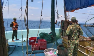 Nổ súng truy bắt tàu cá khai thác trái phép trên biển