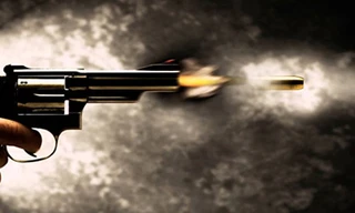 Chồng trúng đạn tử vong khi giằng co súng với vợ 