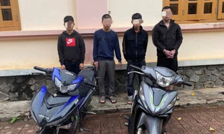 Nhóm thanh niên dùng gậy ba khúc đánh người đi đường, cưới tài sản