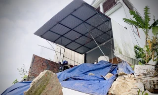 Bờ kè 20 tỷ chưa xong đã nát, dân thấp thỏm bên ngôi nhà 'chờ sập'