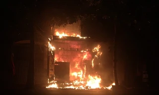 Tiệm bánh 3 tầng bị thiêu rụi lúc rạng sáng