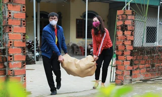 Giảng viên về thôn kêu gọi, thu gom rau tiếp tế nơi cách ly gần 1.000 người