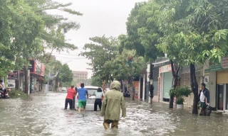 Mưa lớn, thành phố Hà Tĩnh 'biến' thành sông