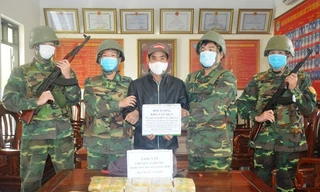  Bắt 9X 'cõng' thuê 60.000 viên ma túy để lấy tiền công