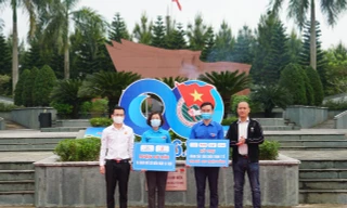 Trao 100 triệu giúp dân Hà Tĩnh sửa chữa trạm y tế sau lũ