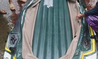 Mượn thuyền của đoàn cứu hộ không được, mang dao ra đâm thủng