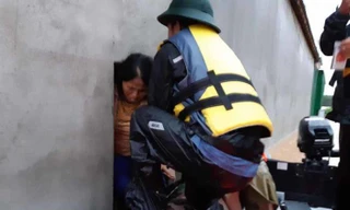 ‘Phá ngói’ cứu dân khi nước lũ chạm nóc nhà