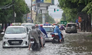 Mưa trắng trời TP Vinh ngập sâu, Hà Tĩnh cây cối gãy đổ, nhà cửa tốc mái