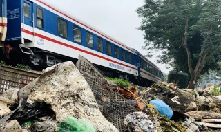 Khu xử lý 'đóng băng' suốt 3 năm, dân khốn khổ sống chung với rác