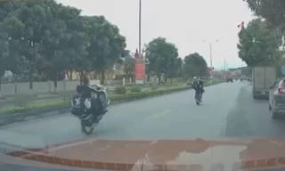 Triệu tập ‘quái xế’ 18 tuổi bốc đầu xe máy trên quốc lộ