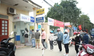 Dòng người rồng rắn xếp hàng chờ rút tiền ngày 29 Tết