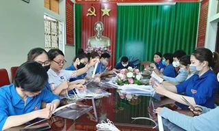 Đoàn thanh niên Bệnh viện làm kính chắn giọt bắn chống dịch COVID-19