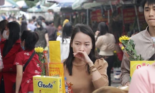 Dịch COVID-19 phức tạp: Nhiều người dân vẫn 'quên' đeo khẩu trang khi đi đền, chùa đầu năm