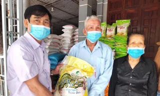 Vợ chồng giáo dân ủng hộ hơn 1 tấn gạo phòng dịch COVID-19