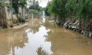 Múc nước dọn nhà sau lũ, người đàn ông rơi xuống giếng tử vong