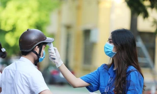 Bác sĩ trẻ, sinh viên tình nguyện hăng hái “Tiếp sức” cho thí sinh cùng người nhà