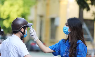Bác sĩ trẻ, sinh viên tình nguyện hăng hái “Tiếp sức” cho thí sinh cùng người nhà