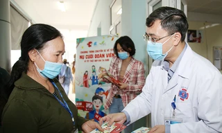 Nhiều phần quà ý nghĩa dành cho bệnh nhân về quê đón Tết