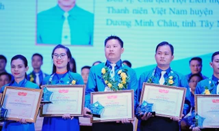 Nam sinh cõng bạn đến trường cùng nhiều gương thanh niên sống đẹp được tôn vinh