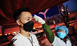 Trắng đêm ở chốt phòng dịch COVID-19 cửa ngõ Thủ đô