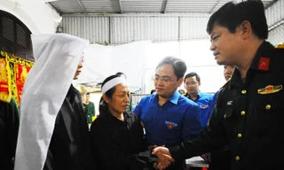 T.Ư Đoàn hỗ trợ bà con vùng lũ tại Quân khu 4