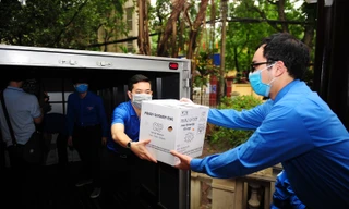 Hàng nghìn suất quà đầu tiên được gửi tới thanh niên, công nhân