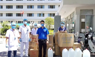Trao gần 5.000 bộ đồ bảo hộ y tế cho bệnh viện, trung tâm y tế Đà Nẵng