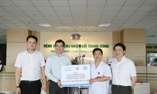 Hỗ trợ trang thiết bị y tế chống dịch COVID-19 tới các bệnh viện tuyến đầu
