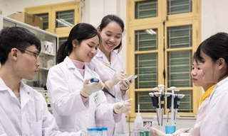 Sinh viên trường ĐH Y Dược - ĐHQG Hà Nội nghiên cứu khoa học. ẢNH MINH HOẠ