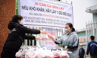 Tình nguyện viên tặng suất ăn miễn phí cho người có hoàn cảnh khó khăn